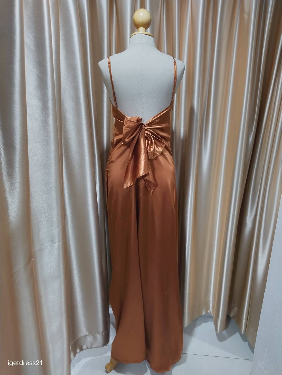 (PRE-LOVED) ชุดราตรียาวสีส้มสายเดี่ยวจับจีบสะโพก L