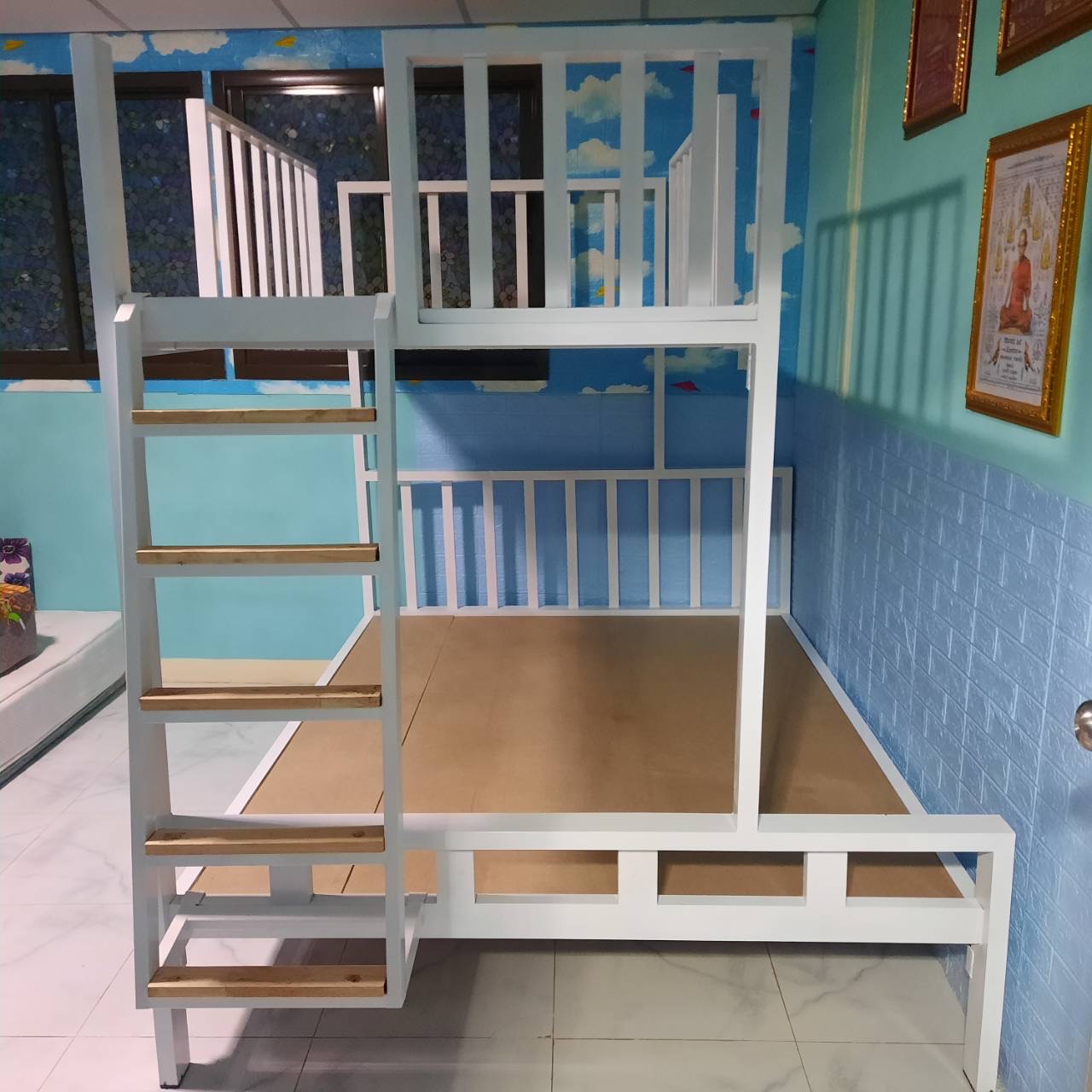 เตียง 2 ชั้น ล่าง 5 ฟุต บน 3.5 ฟุต พร้อมบันได และ ไม้รองฟูก