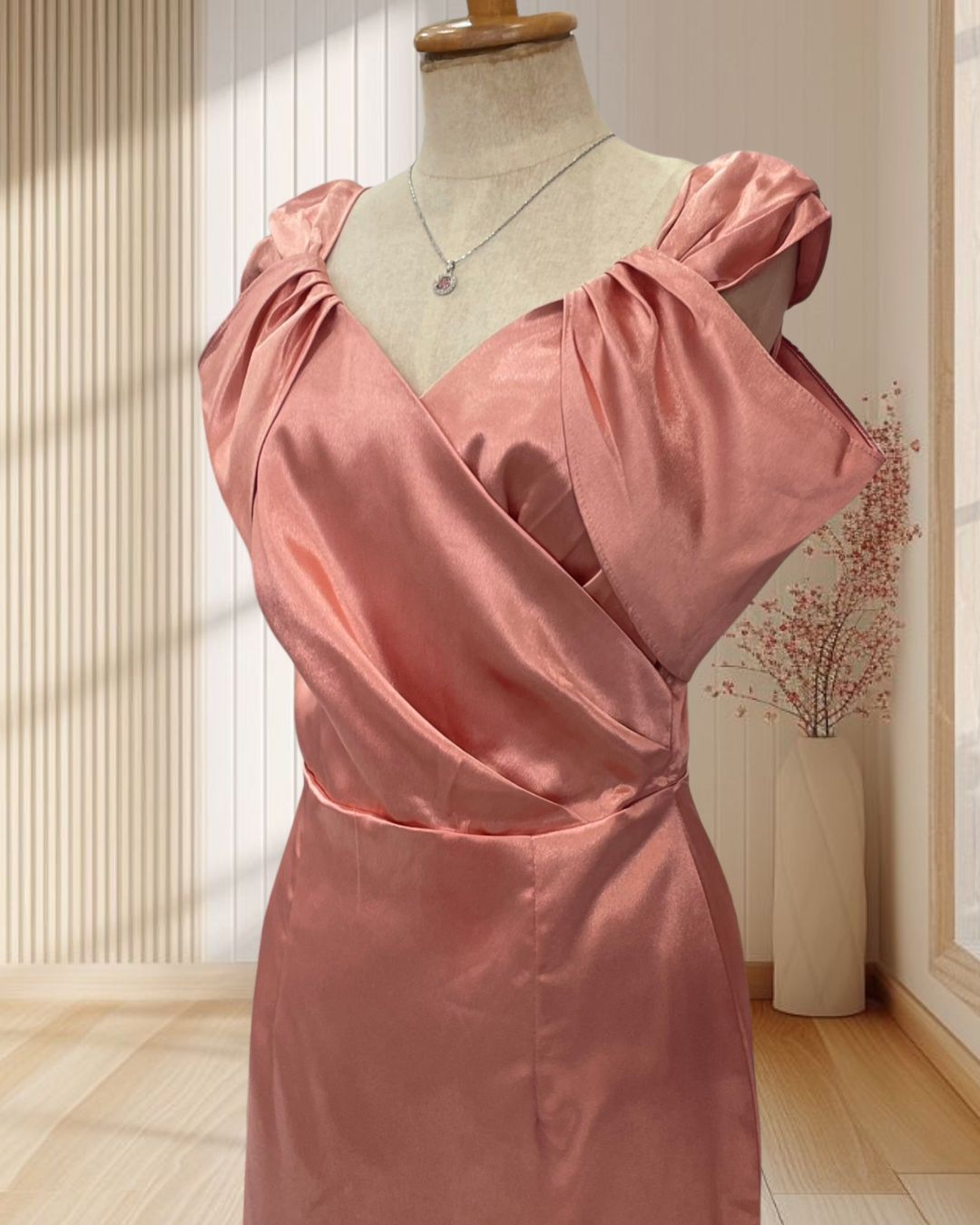 (PRE-LOVED) ราตรีสั้นสีโอรส สายเดี่ยวใหญ่โอบแขน ผ้าเงา ไซส์ M