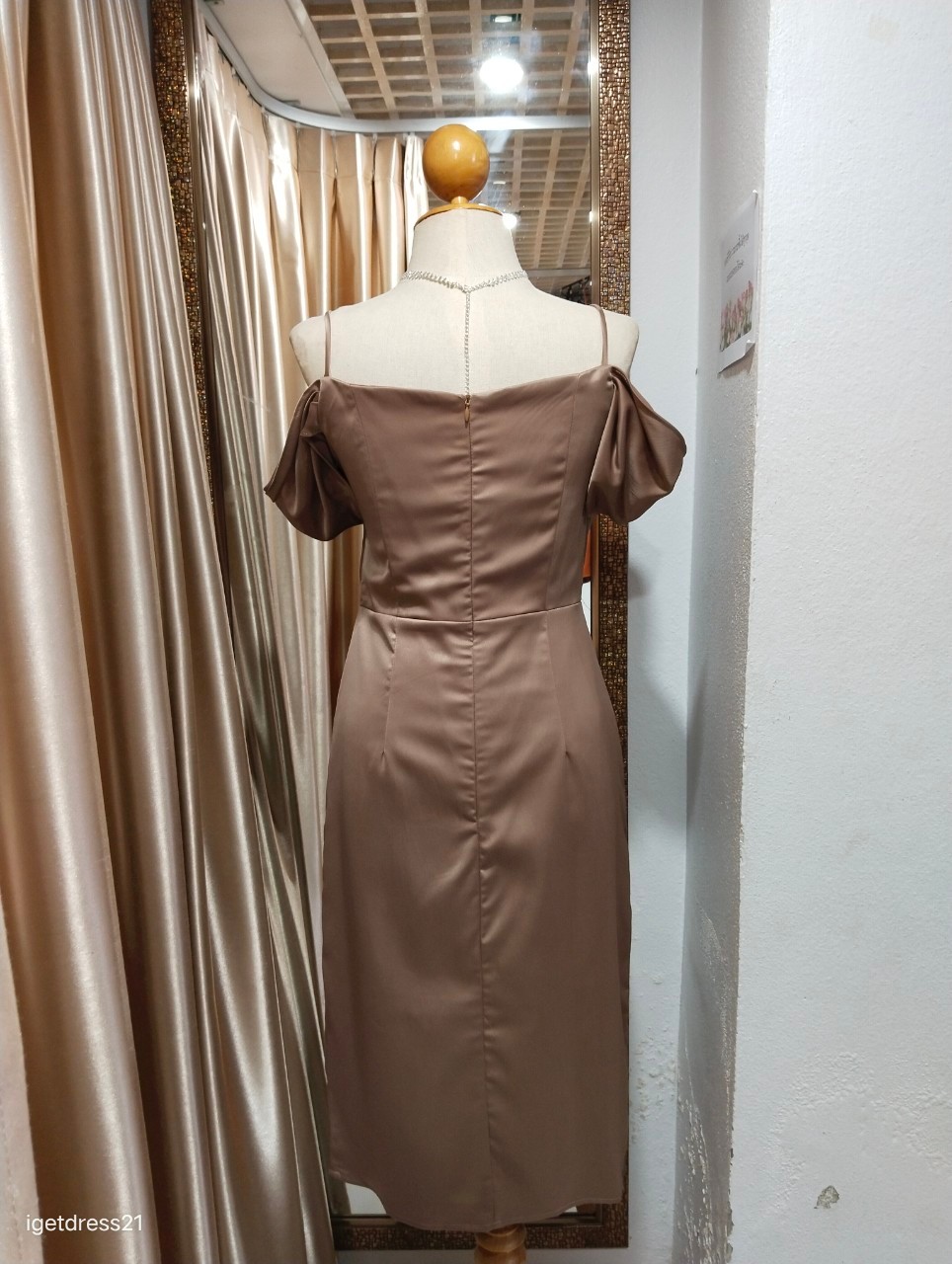 (PRE-LOVED) ราตรีสั้นสีโอวัลติน สายเดี่ยว คอถ่วง ปิดแขน ไซส์ M