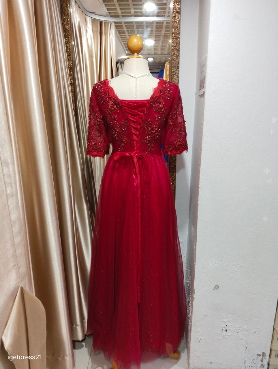 (PRE-LOVED) ราตรียาวสีแดงคอวีแต่งลูกไม้สานหลังแขน3ส่วน M