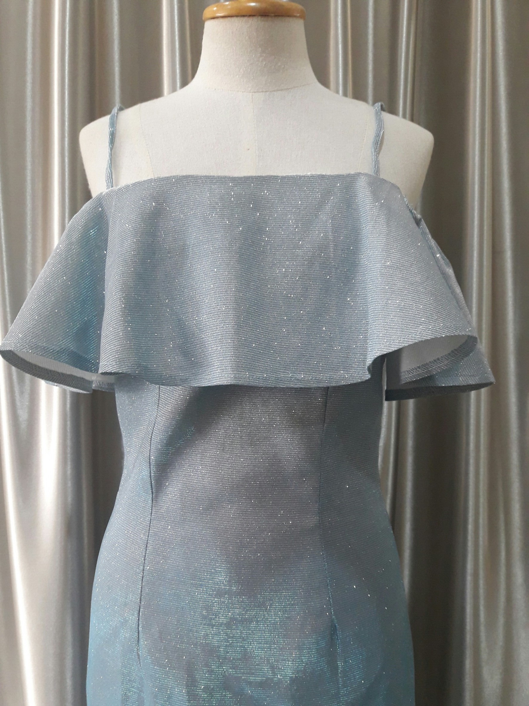 (PRE-LOVED) ชุดราตรียาวสีฟ้าสายเดี่ยวอกระบาย Size : S