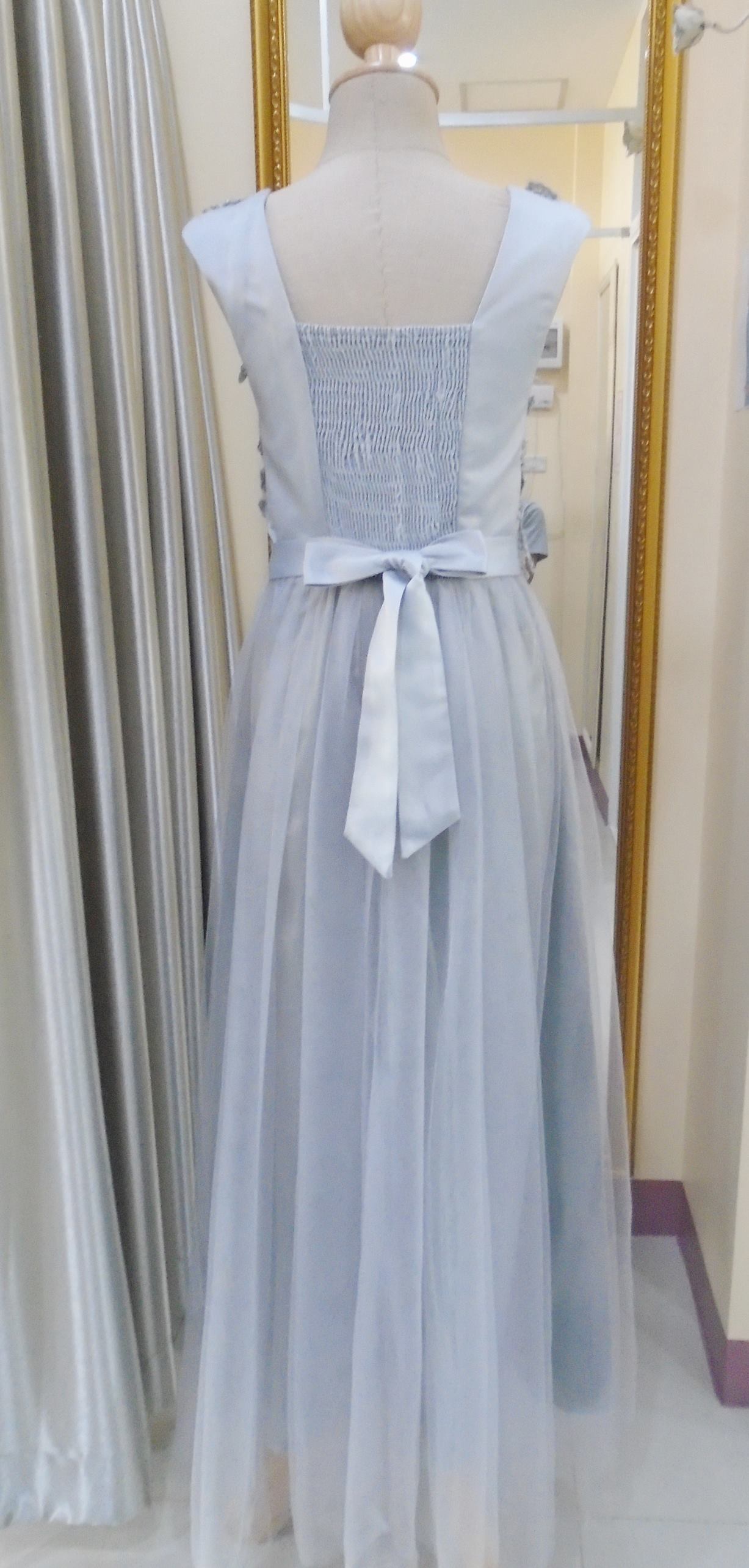 (PRE-LOVED) ราตรียาวสีเทาแขนกุดปักลูกไม้กระโปรงผ้ามุ้ง(ฟรีไซส์)