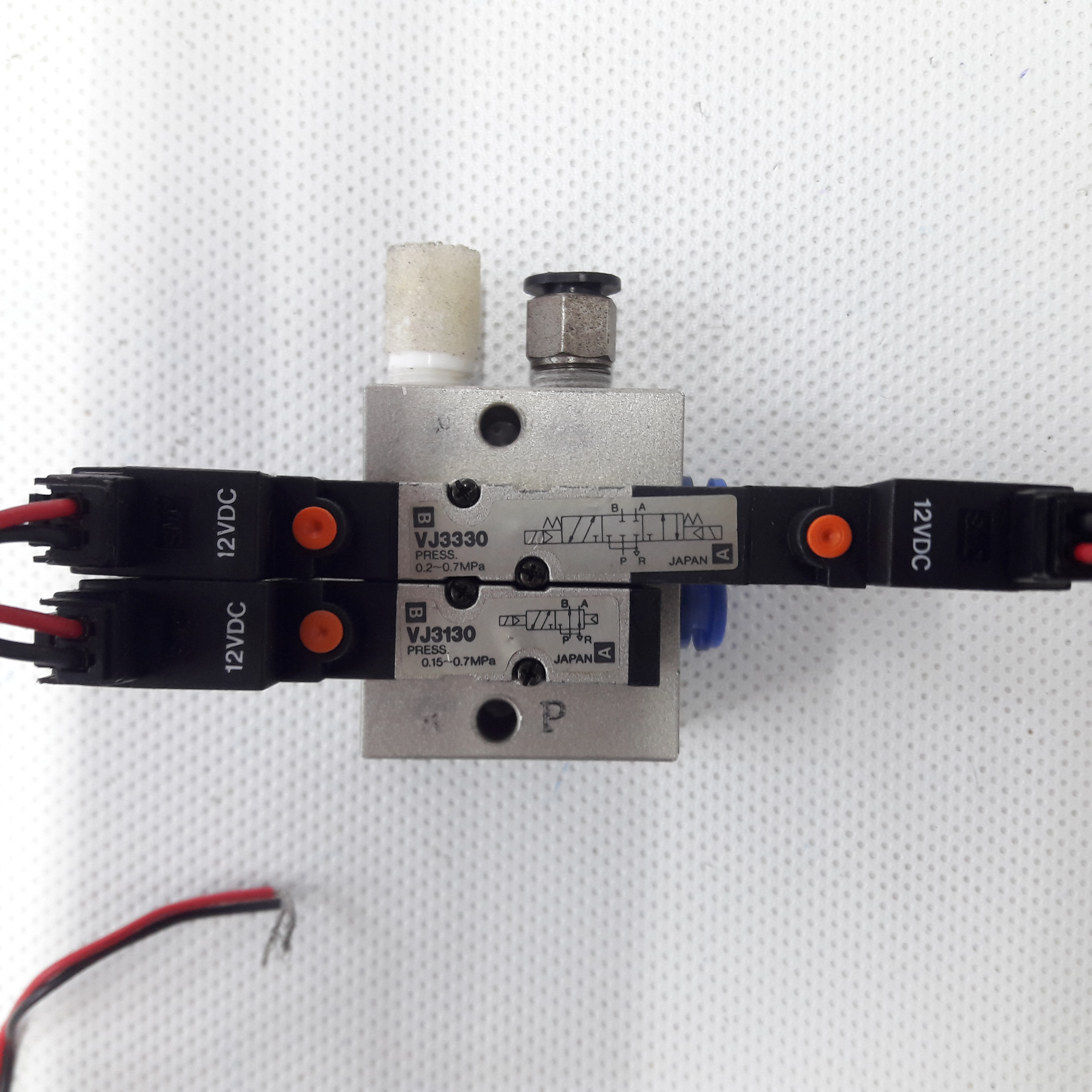 Solenoid Valve SMC รุ่น VJ3330 (2 คอยส์)+VJ3130 (1 คอยส์), 12Vdc