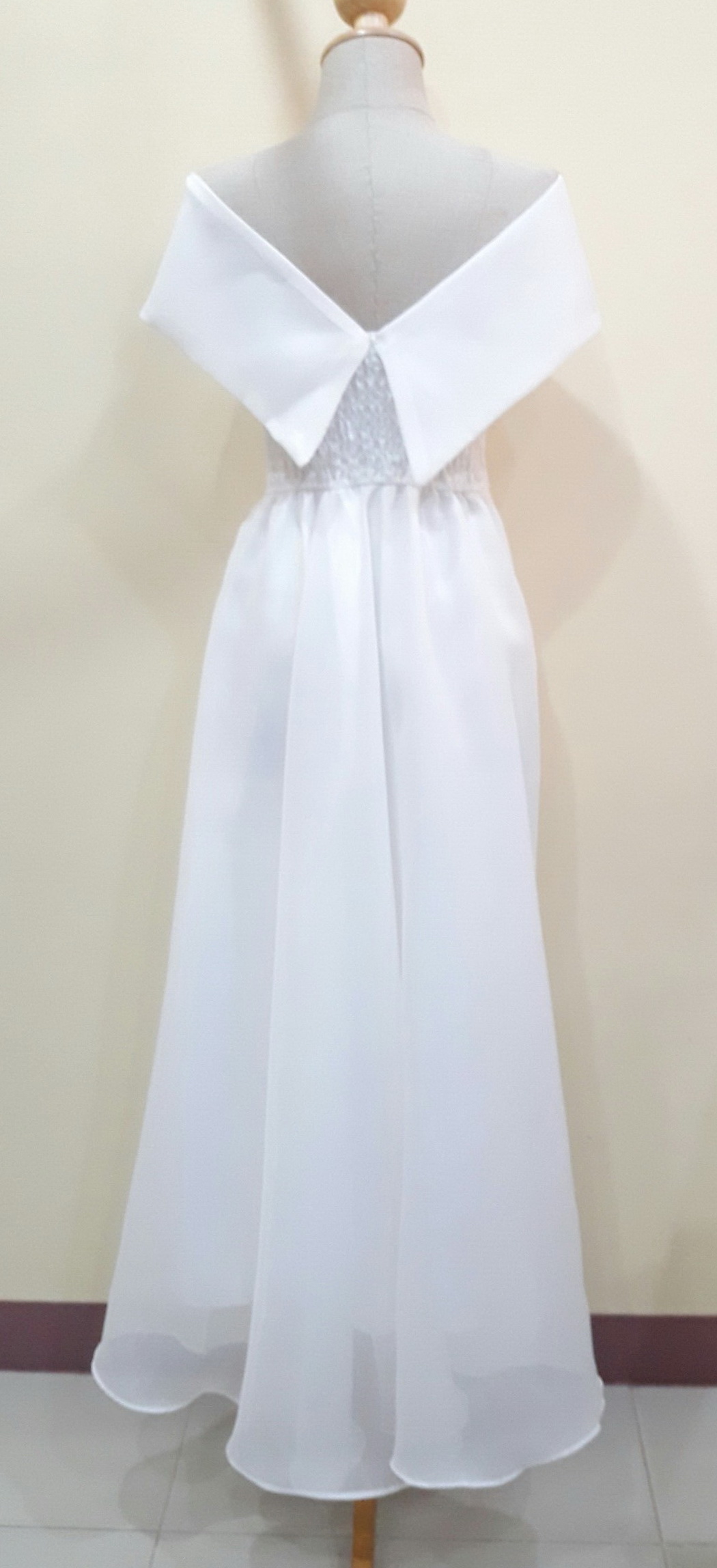 (PRE-LOVED) ชุดราตรียาวสีขาวปาดไหล่เอวโบว์สม๊อคหลัง(อก 32 เอว30 สะโพก ฟรีไซส์) มือ2