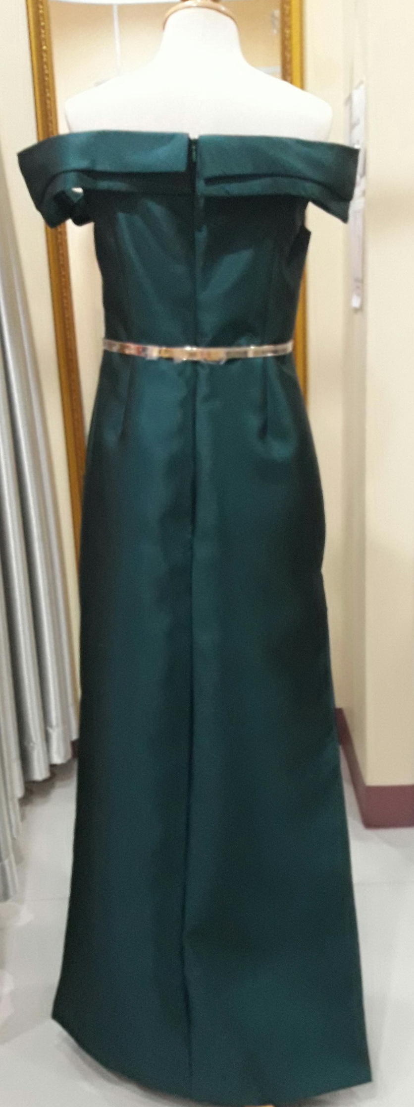 (PRE-LOVED) ชุดราตรียาวสีเขียวปาดไหล่ปก2ชั้น (Size : L)