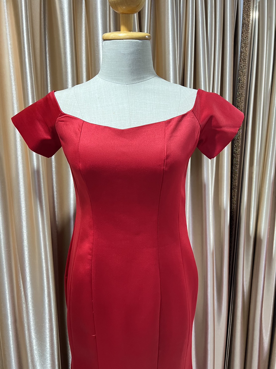 (PRE-LOVED) ยาวแดงปาดไหล่ M มือ2