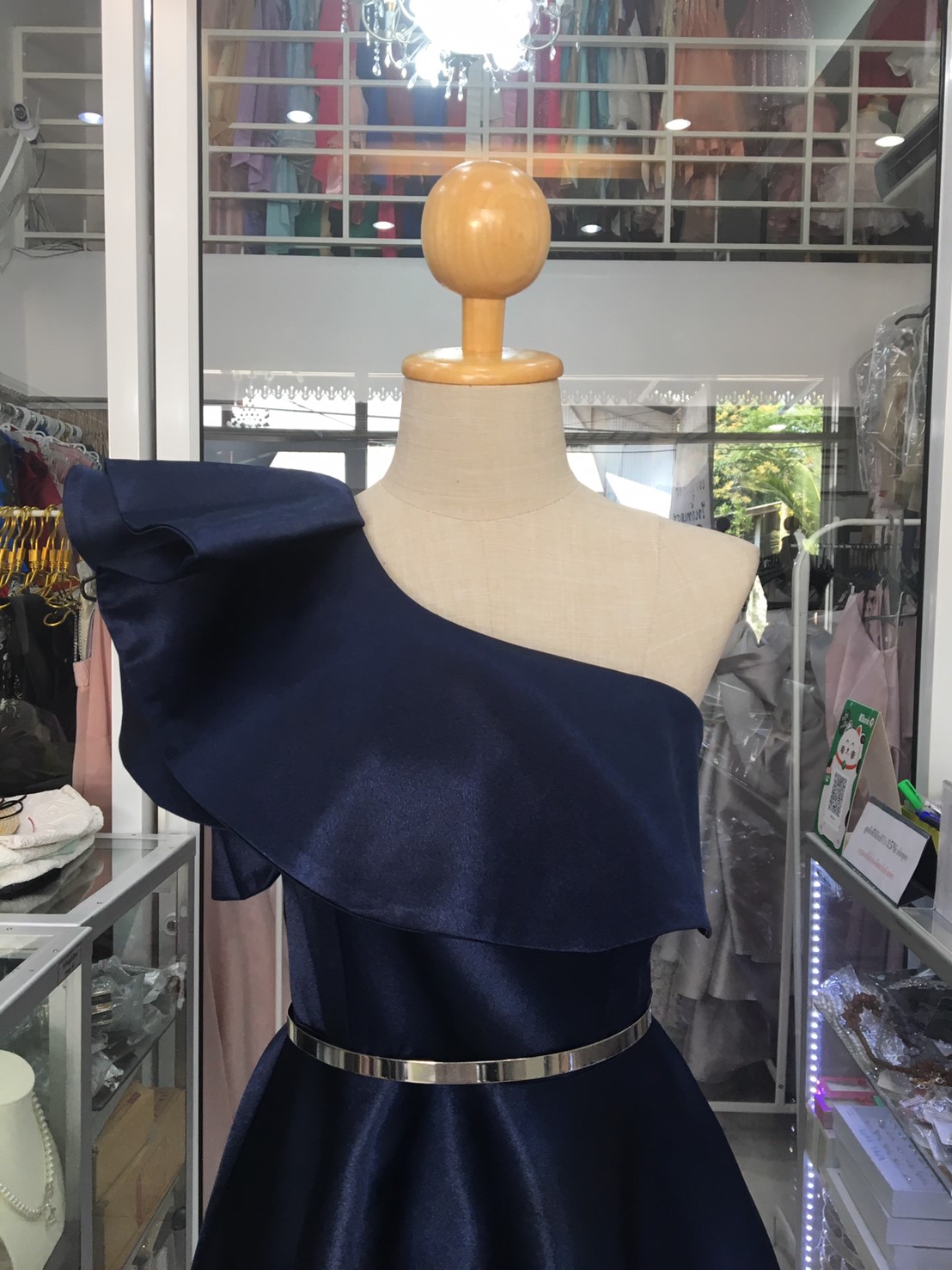 (PRE-LOVED) ราตรีสั้นสีกรมบ่าเฉียงระบายกระโปรงบาน (M)