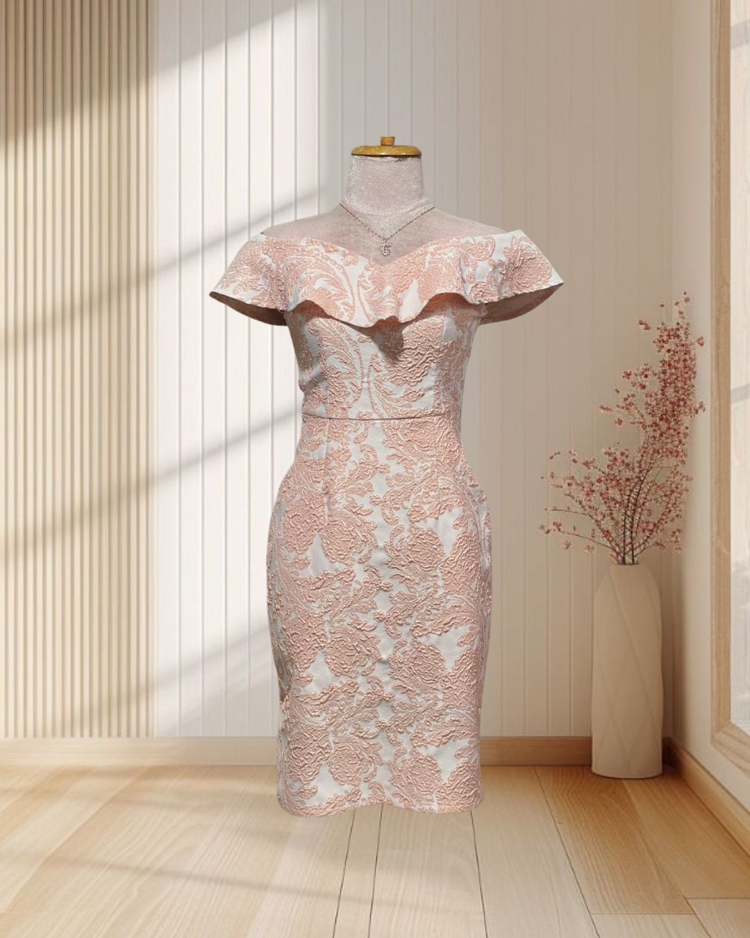 (PRE-LOVED) ราตรีสั้นไหล่ปาดลายดอกไม้เลื่อมสีโอรส(S)