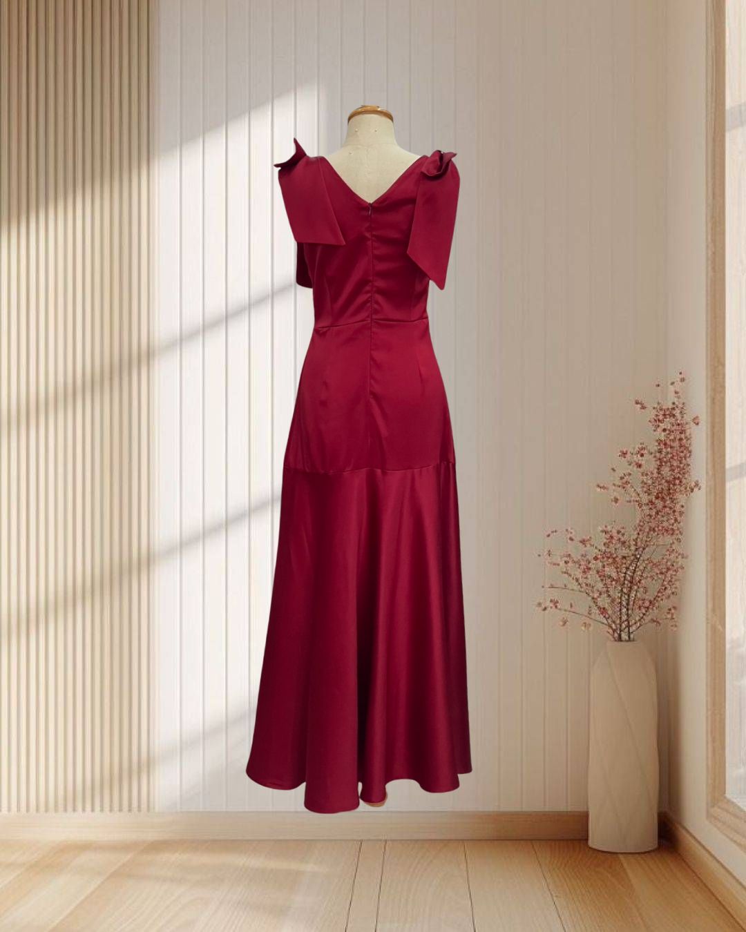 (PRE-LOVED) ราตรียาวสีแดง แต่งโบว์ที่ไหล่ กระโปรงบาน ไซส์ S