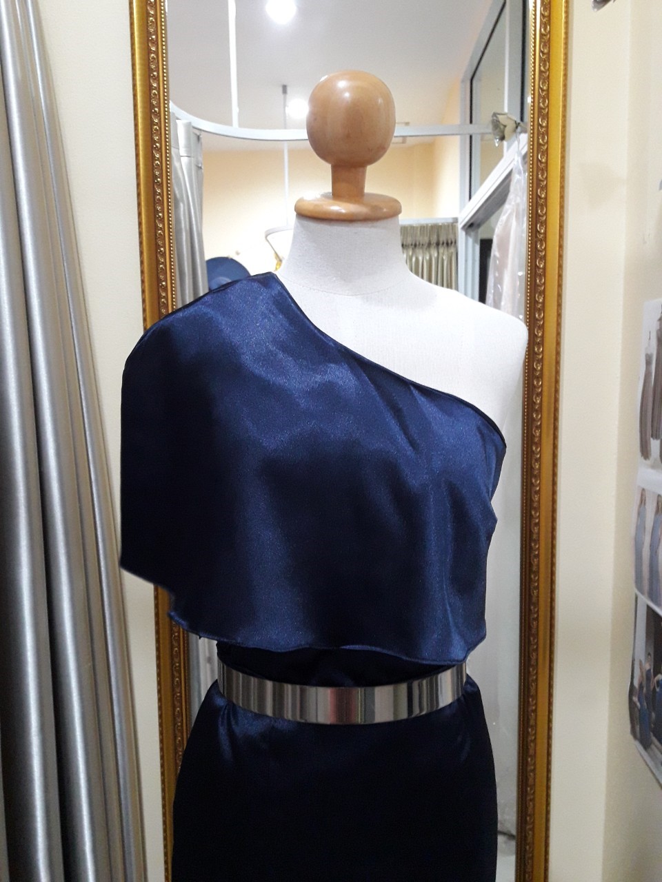 (PRE-LOVED) ราตรียาวสีกรมบ่าเบี่ยงเดี่ยว(M)