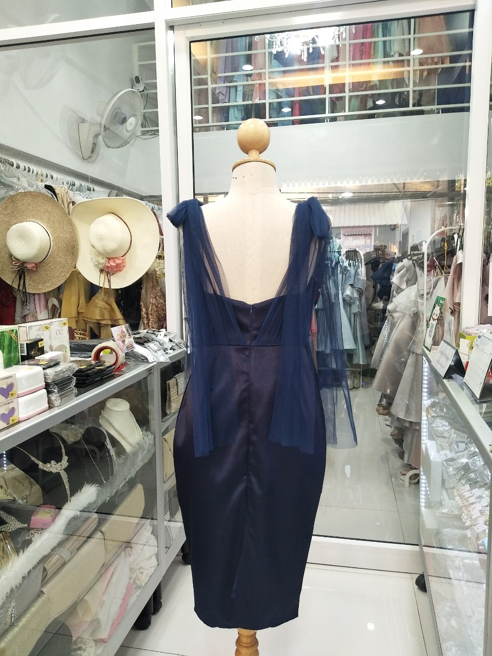 (PRE-LOVED) สั้นกรมดัชเชสบ่ามุ้ง2ข้างตาข่ายนิ่ม (M)