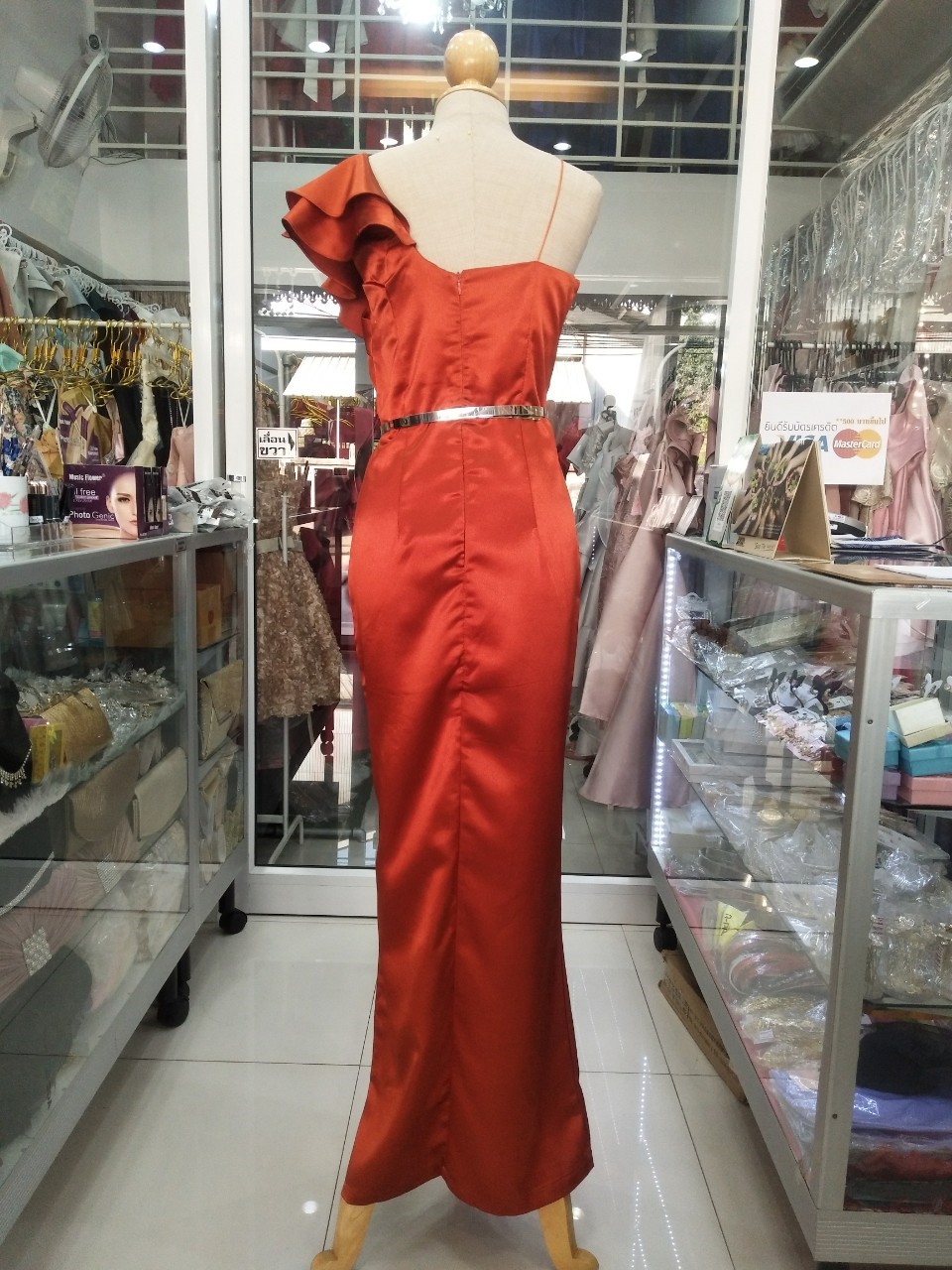 (PRE-LOVED) ราตรียาวสีส้มอิฐระบายไหล่สายเดี่ยว (L)