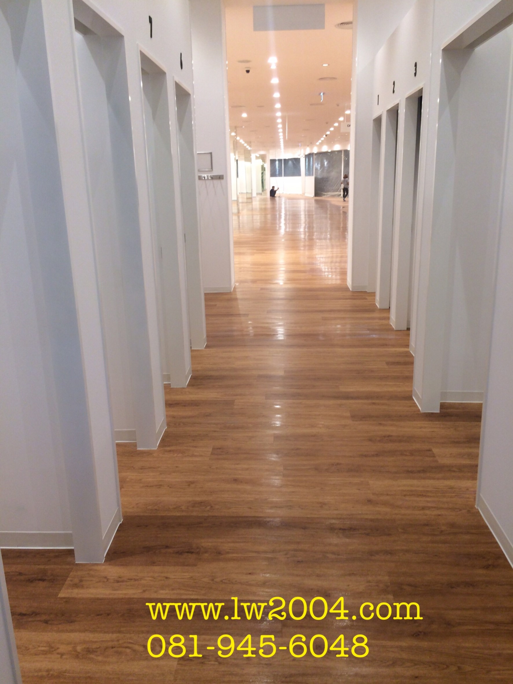 ตัวอย่างการปูพื้นด้วยกระเบื้องยางลายไม้