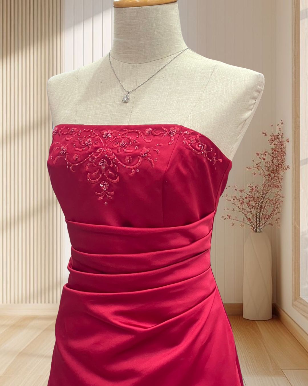 ราตรียาวสีแดง เกาะอก กระโปรงพอง จีบเอว ปักลายหน้าอก ไซส์ M