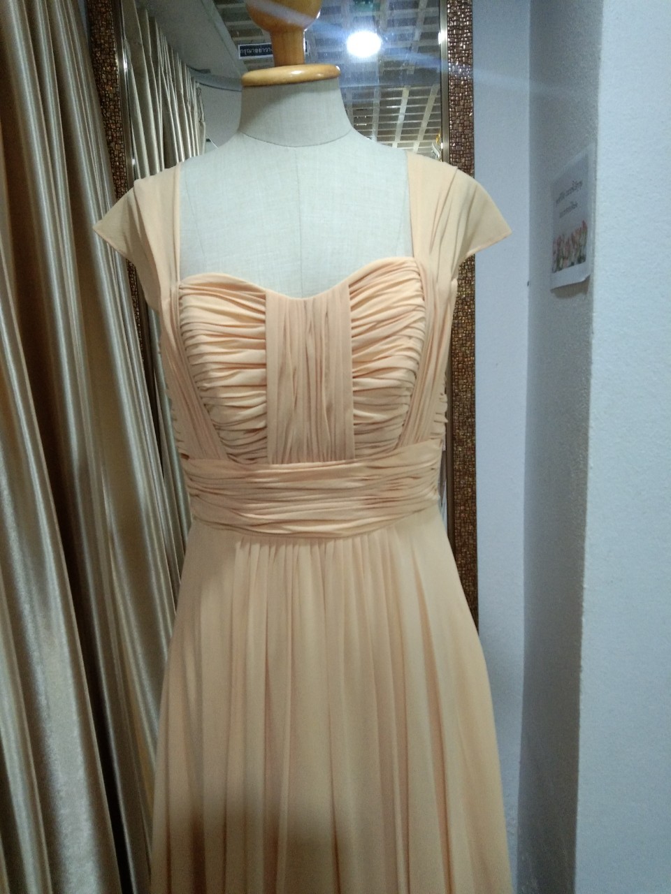 (PRE-LOVED)ราตรียาวสีครีม (S) มือ2