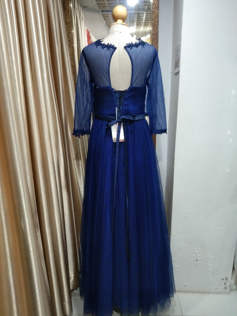 (PRE-LOVED) ราตรียาวสีน้ำเงินมีแขน กระโปรงผ้ามุ้ง (M)