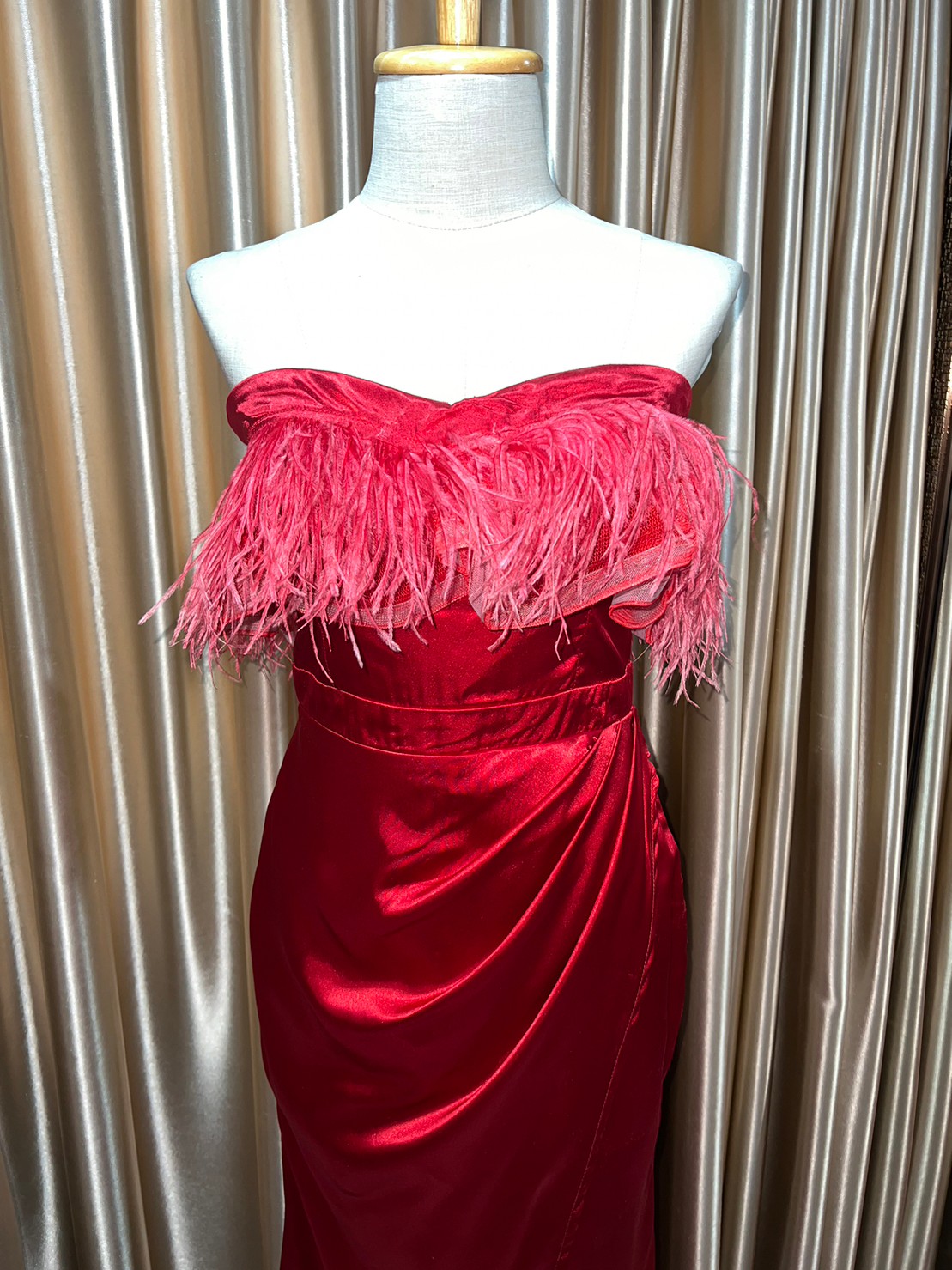 (PRE-LOVED) ราตรียาวสีแดง อกขนนก L