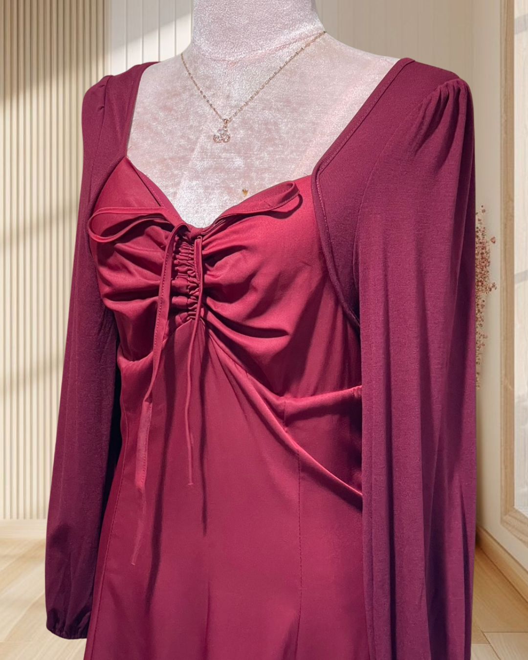 (PRE-LOVED) เดรสยาวสีแดง แขนยาวผ้าชีฟอง ผูกโบว์หน้าอก ไซส์ M