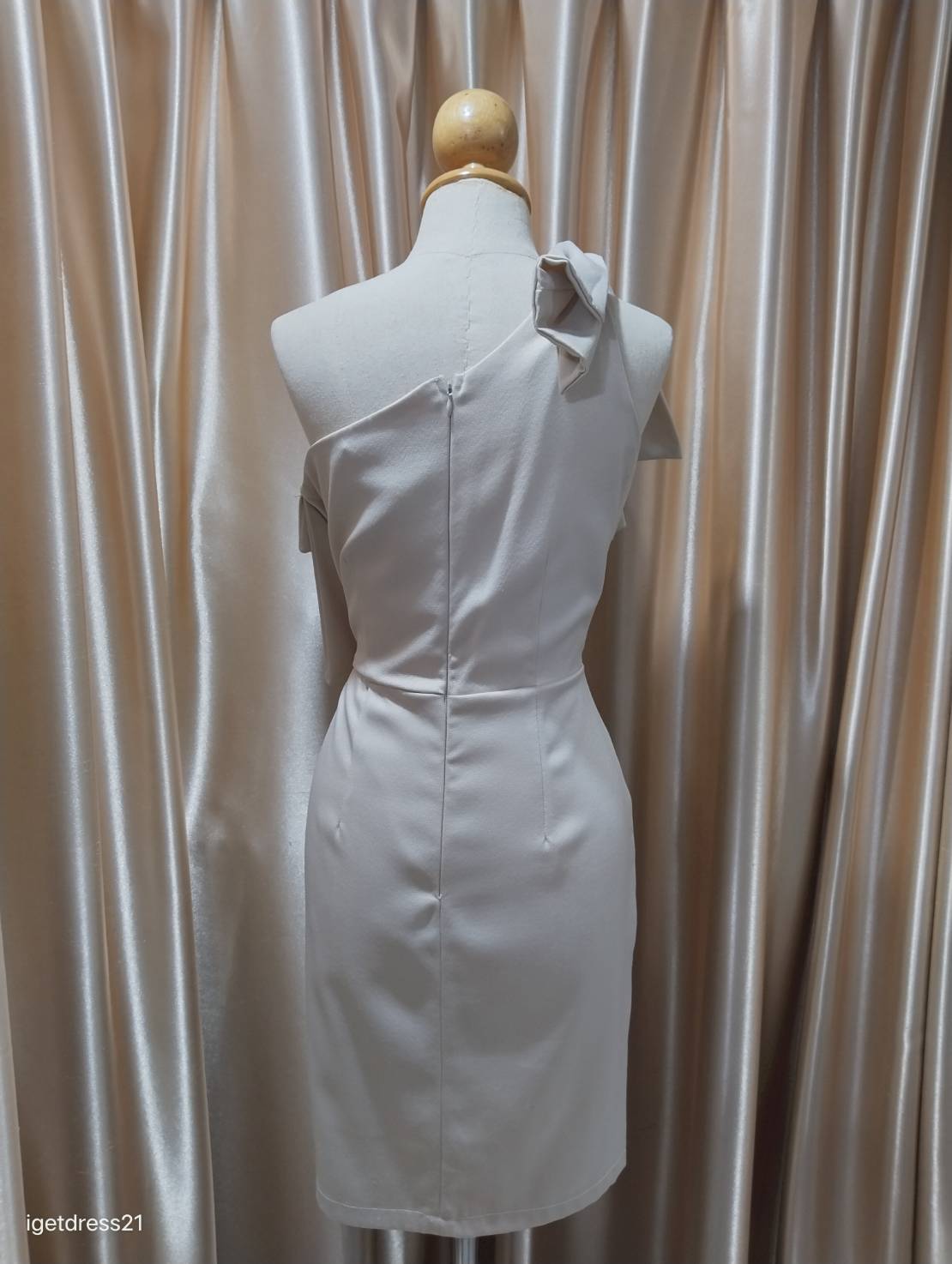 (PRE-LOVED)ชุดราตรีสั้นสีนู้ดบ่าเฉียงโบว์อกเฉียง2ชั้น (M) มือ2