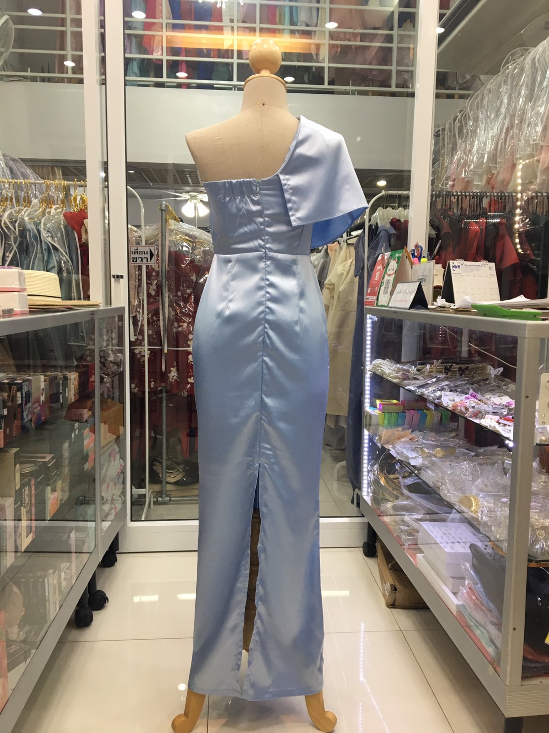 (PRE-LOVED) ราตรียาวสีฟ้าอ่อนบ่าเบี่ยง (S) มือ2