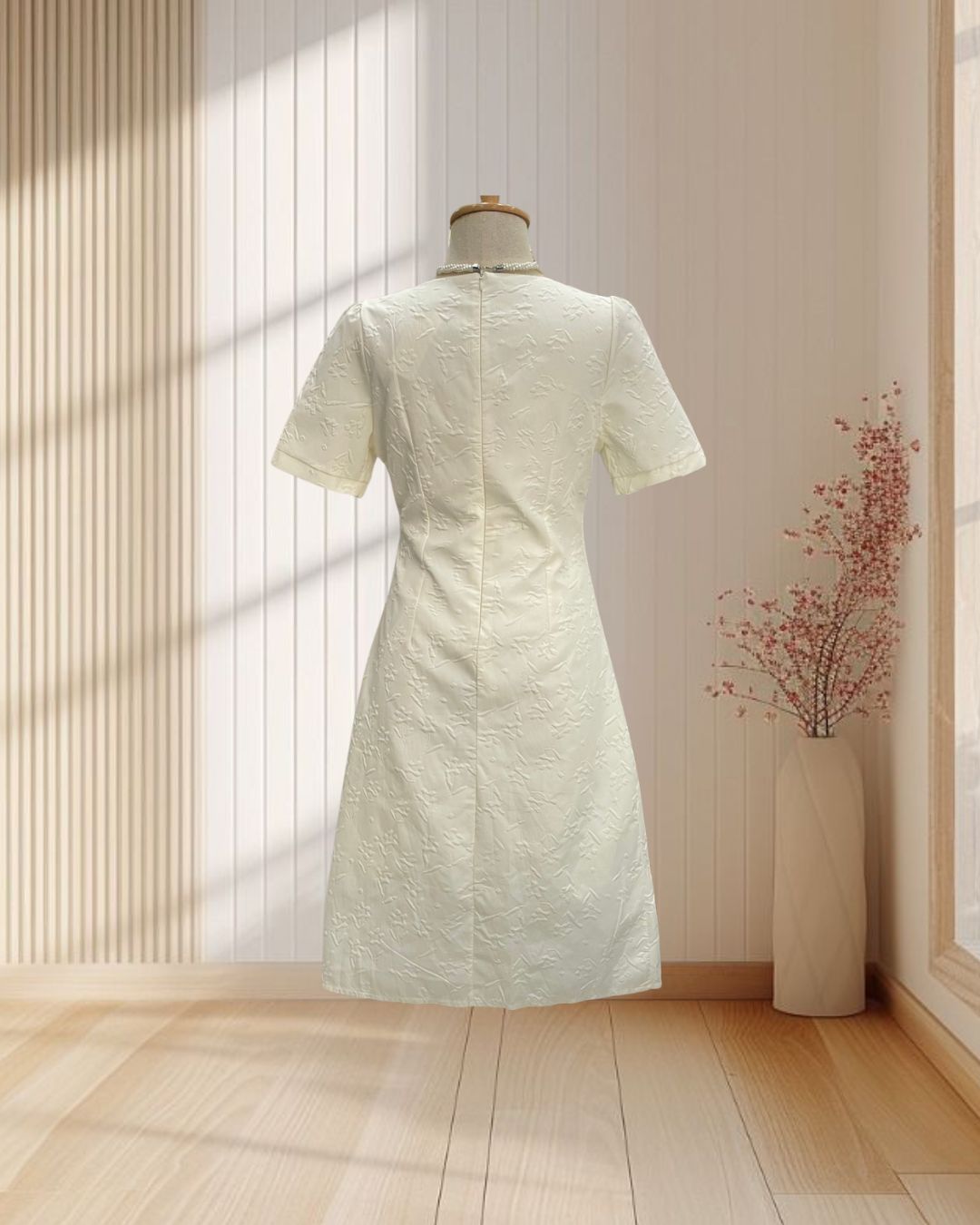 เดรสสั้นสีครีม กี่เภ้า พิมพ์ลายนูนดอกไม้ แต่งกระดุมเอว ไซส์ M