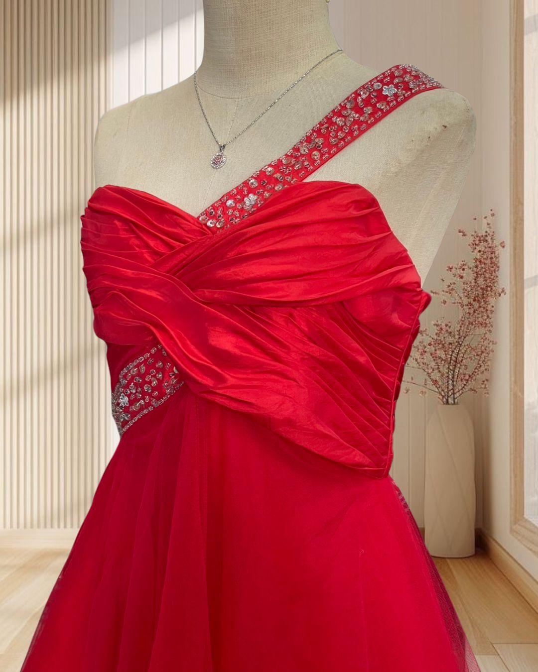 (PRE-LOVED)ราตรีสั้นสีแดง เกาะอก เกี่ยวไหล่ปักเพชร 1 ข้าง กระโปรงฟู ไซส์ M