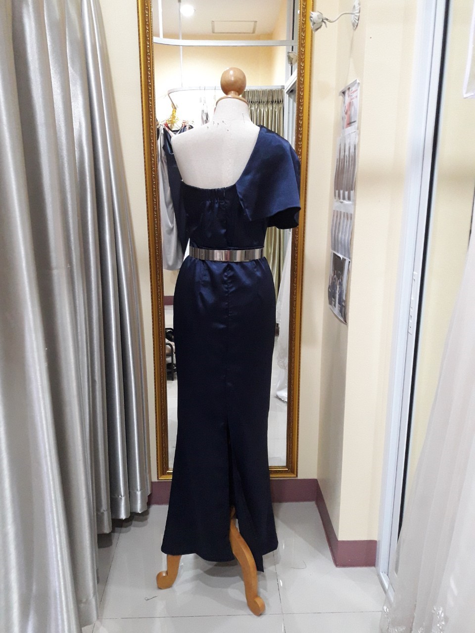 (PRE-LOVED) ราตรียาวสีกรมบ่าเบี่ยงเดี่ยว(M)