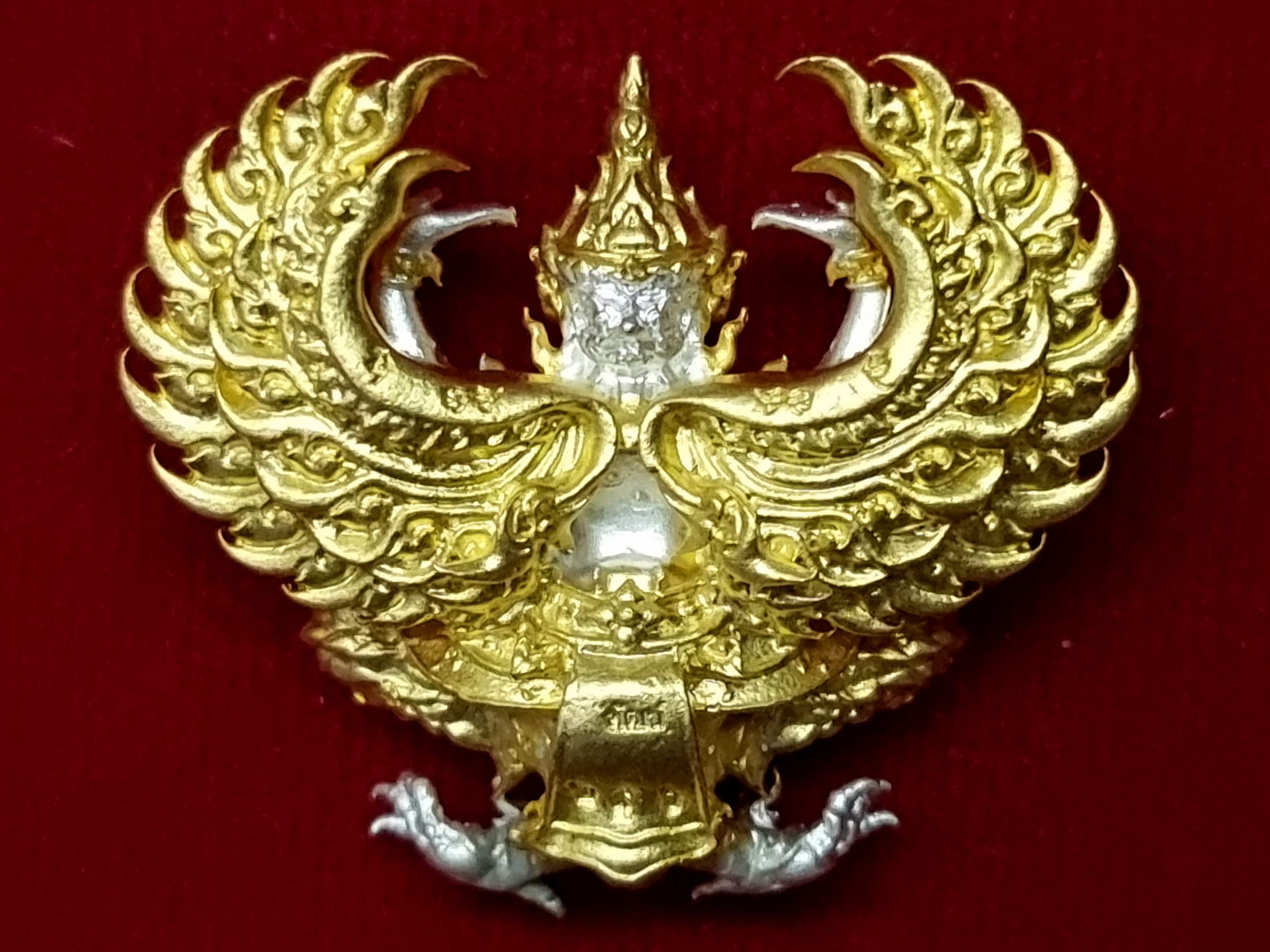 พญาครุฑ รุ่นรวยหมื่นล้าน หลวงพ่อพัฒน์ วัดห้วยด้วน นครสวรรค์ พิมพ์เล็ก (ขนาด 3x2.5 ซม.) เนื้อทอง 2k ปี ๒๕๖๓ โค๊ดเลข ๒๙๖ กล่องเดิม