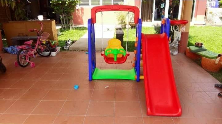 ชิงช้ากระดานลื่นพร้อมแป้นบาส สีแดง-น้ำเงิน