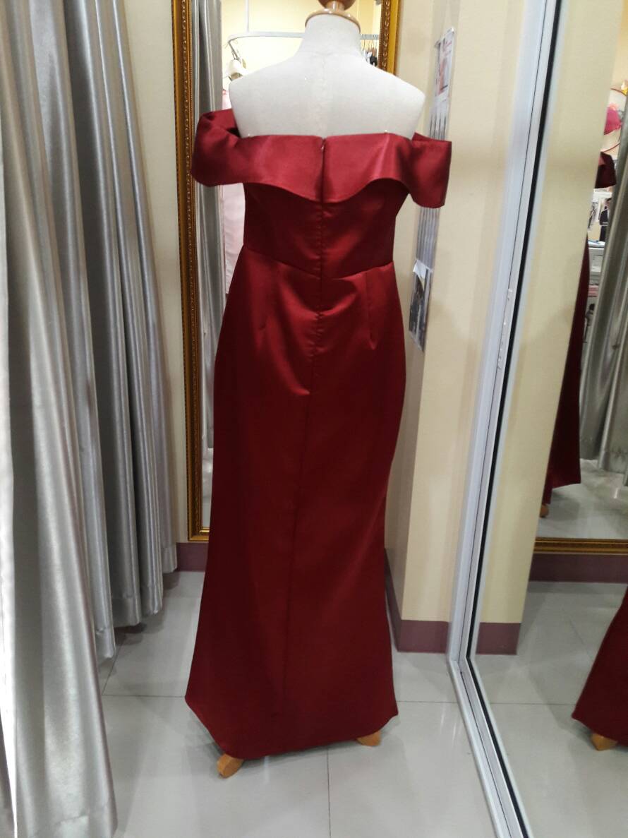 (PRE-LOVED) ราตรียาวปาดไหล่อกระยายสีแดง(L)