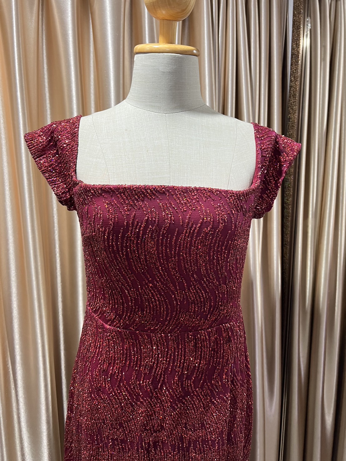 (PRE-LOVED) ยาวแดงกลิตเตอร์มีแขน L มือ2