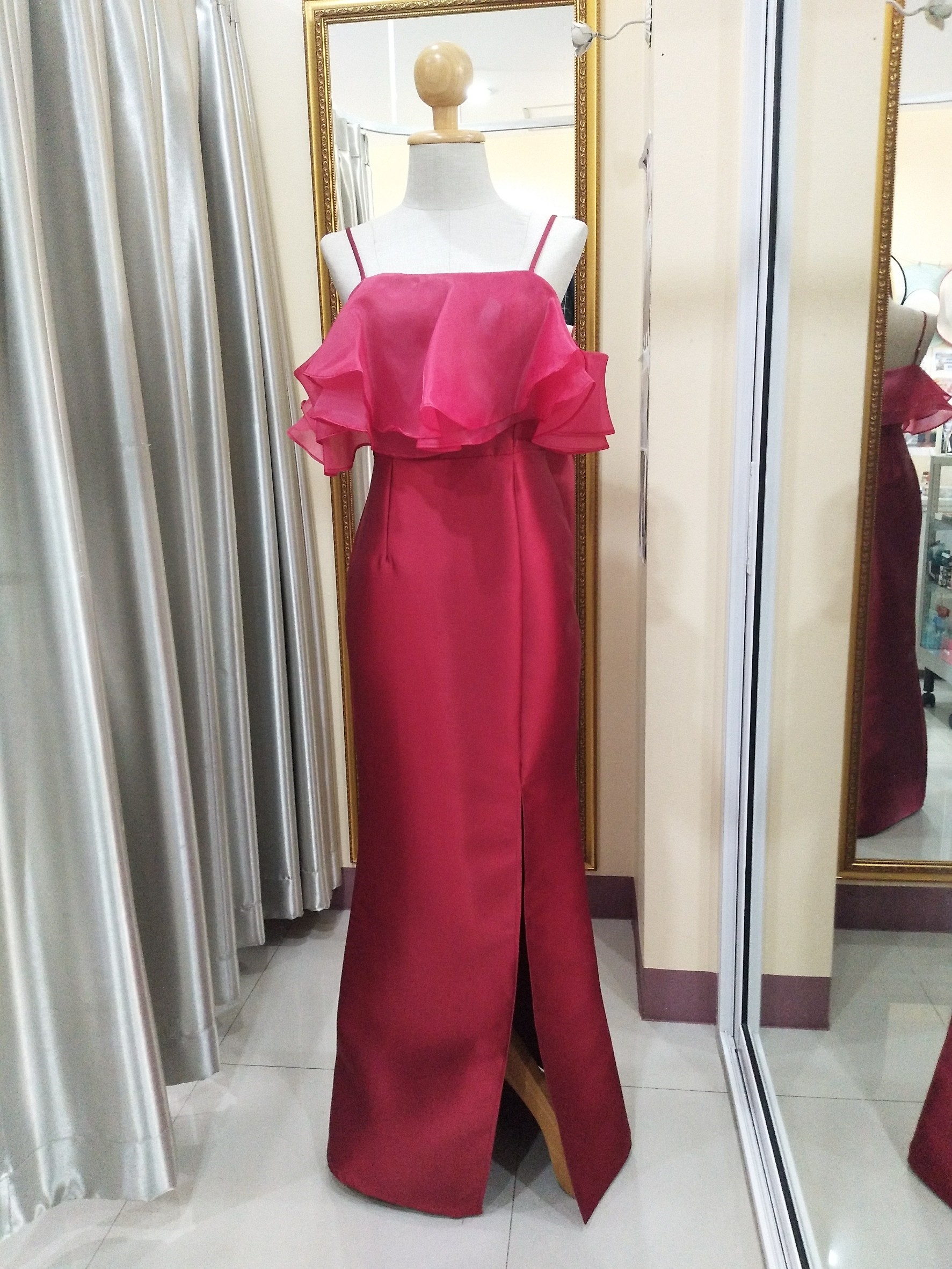 ราตรียาวสีแดงสายเดี่ยวอกระบายด้วยผ้าแก้ว (M)