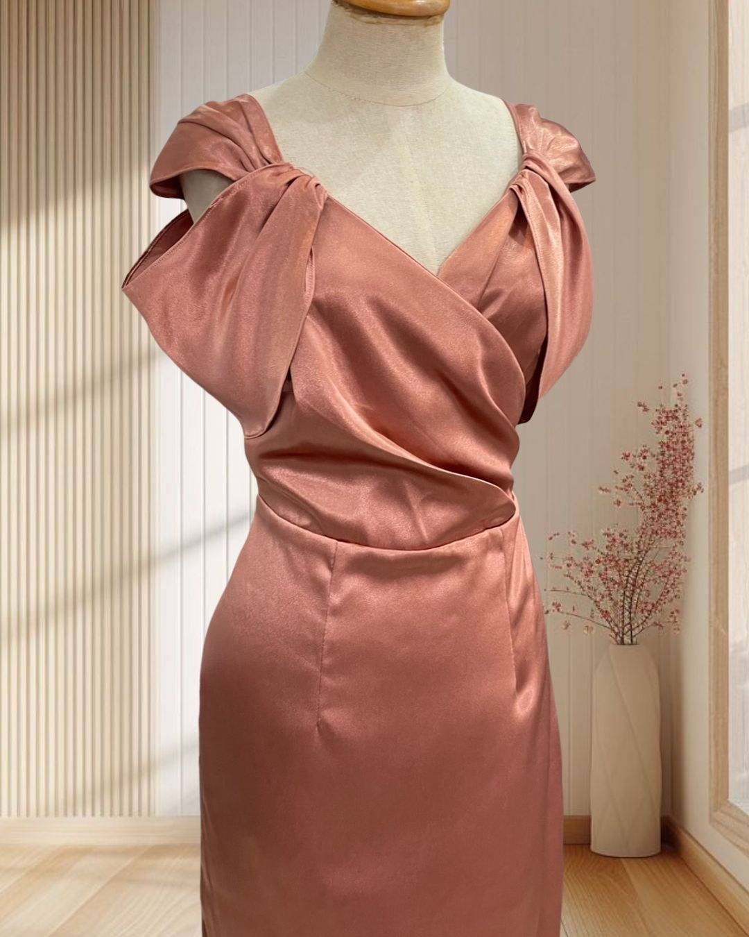 (PRE-LOVED) ราตรีสั้นสีส้ม สายเดี่ยวโอบไหล่ ผ้าซาตินเงา ไซส์ L