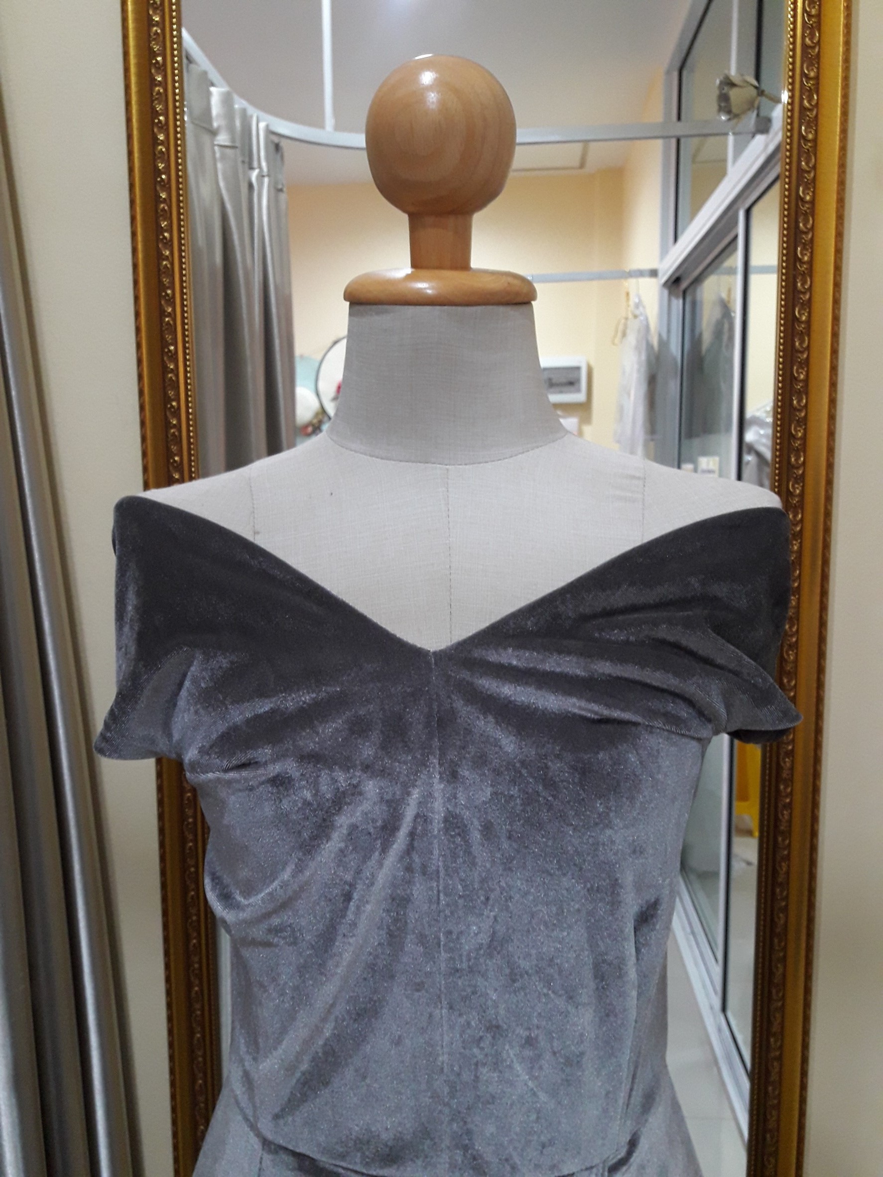 (PRE-LOVED) ราตรียาวสีเทากำมะหยี่ปาดไหล่ (S)