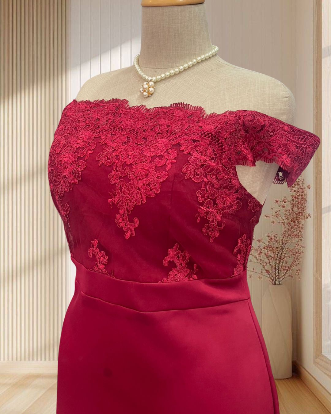 (PRE-LOVED) ราตรียาวสีแดง ปาดไหล่ ผ้าลูกไม้ ซีทรูด้านหลัง ไซส์ใหญ่ 6XL ( อก46นิ้ว )