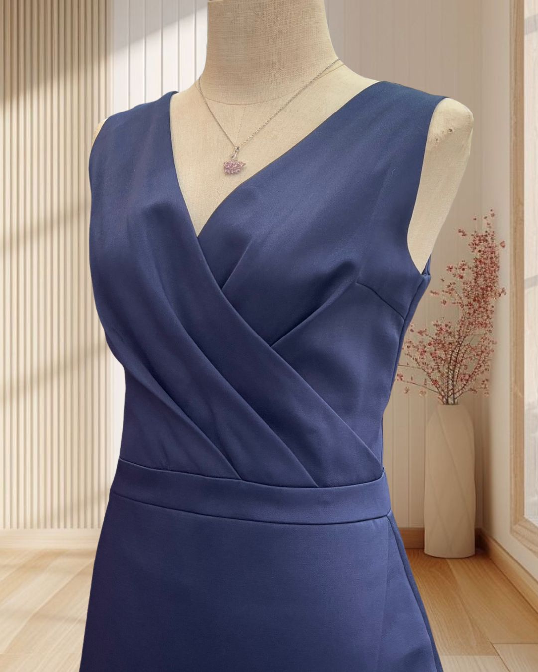 (PRE-LOVED) ราตรีสั้นสีกรม แขนกุด คอวีเว้าหลัง ผ่าหน้า ไซส์ M