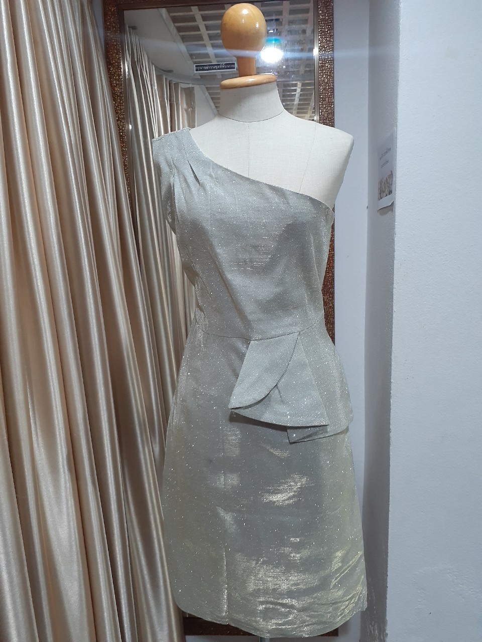ชุดราตรีสีทอง บ่าเฉียงกลิตเตอร์ (L) มือ2