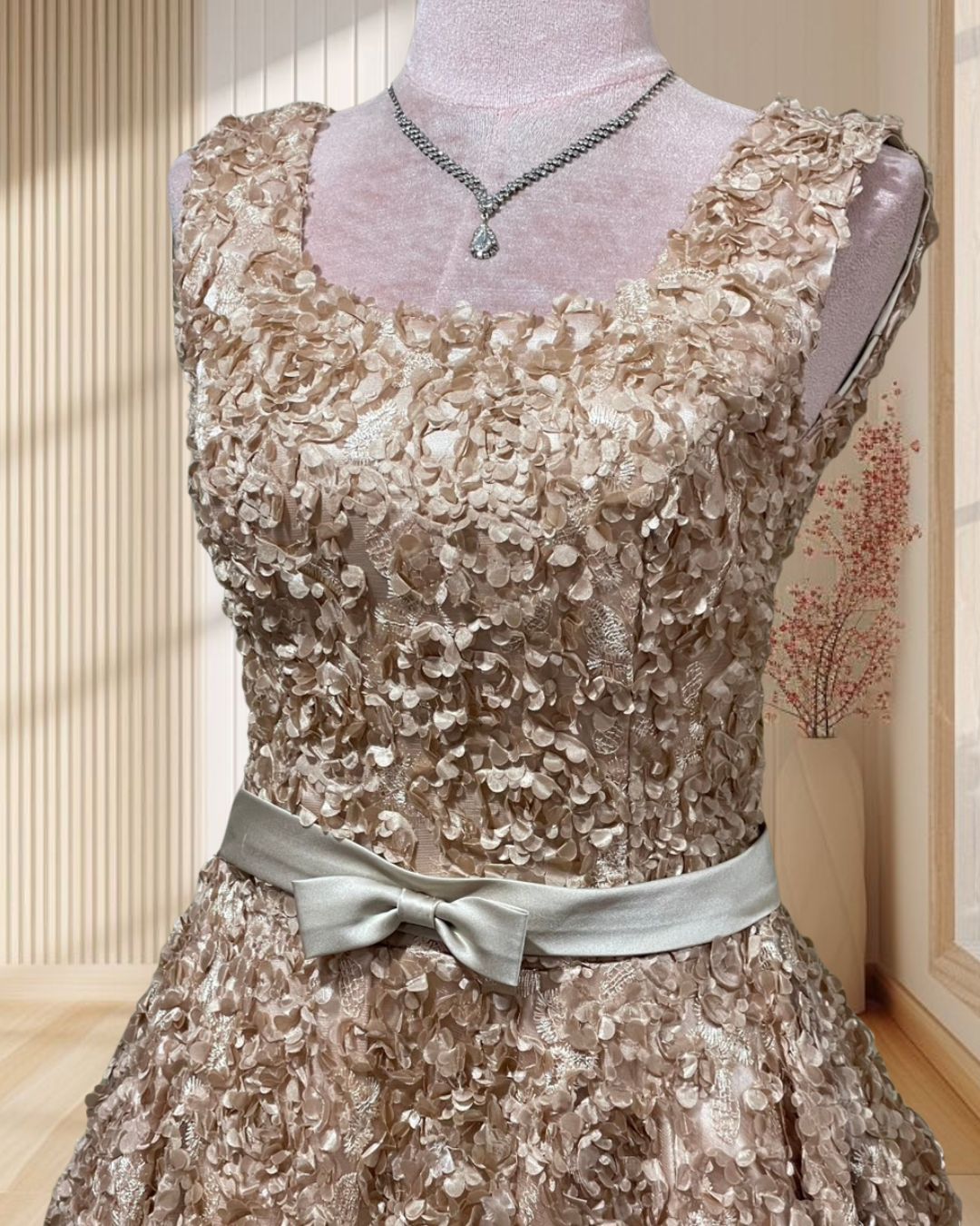 (PRE-LOVED) ราตรีสั้นสีน้ำตาล แขนกุดสานหลัง งานปักผ้า 3D หมีเนย ไซส์ M