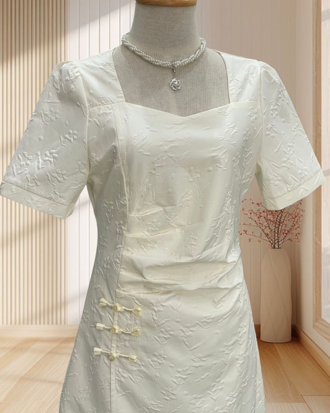 เดรสสั้นสีครีม กี่เภ้า พิมพ์ลายนูนดอกไม้ แต่งกระดุมเอว ไซส์ M