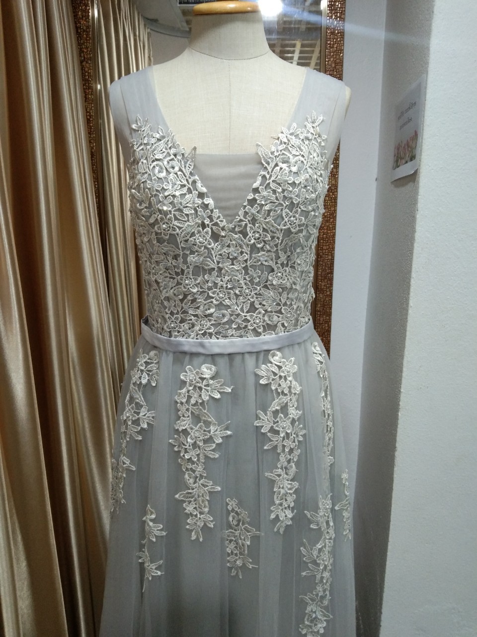 (PRE-LOVED) ราตรียาวสีเทาแขนกุด อกลูกไม้ กระโปรงผ้ามุ้ง (M) มือ2