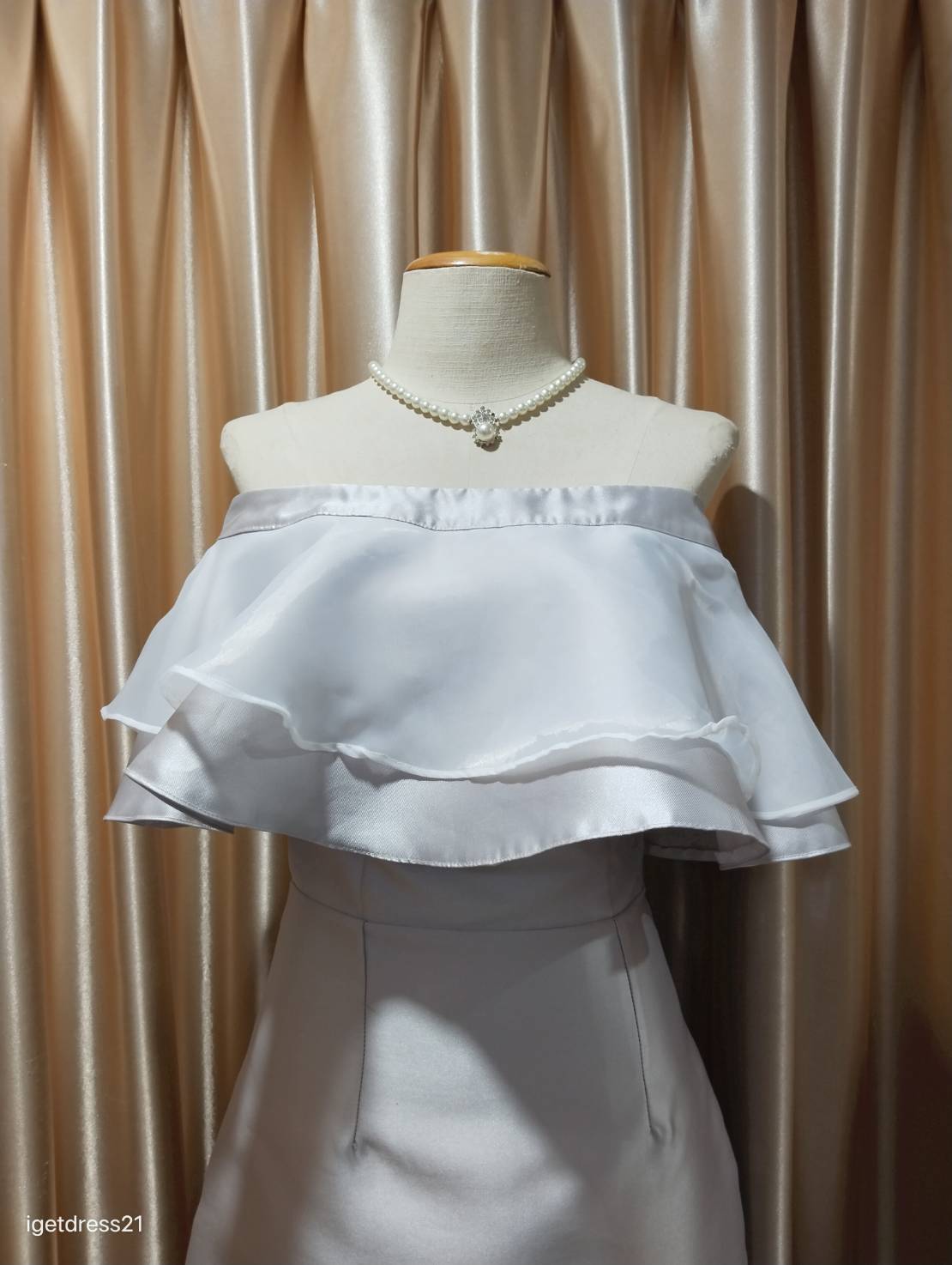 (PRE-LOVED) ชุดราตรีสั้นสีเทาอกระบายเเต่งผ้าเเก้วทรงสอบ (S)