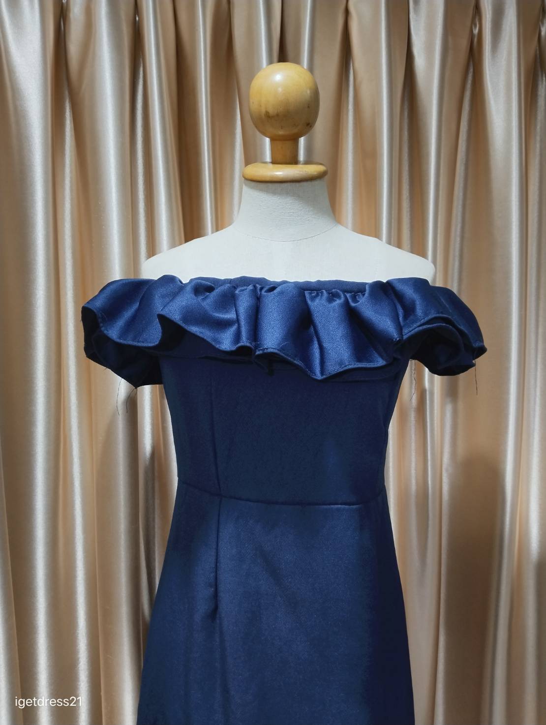 (PRE-LOVED) ชุดเดรสสั้นปาดไหล่ระบาย สีกรม S