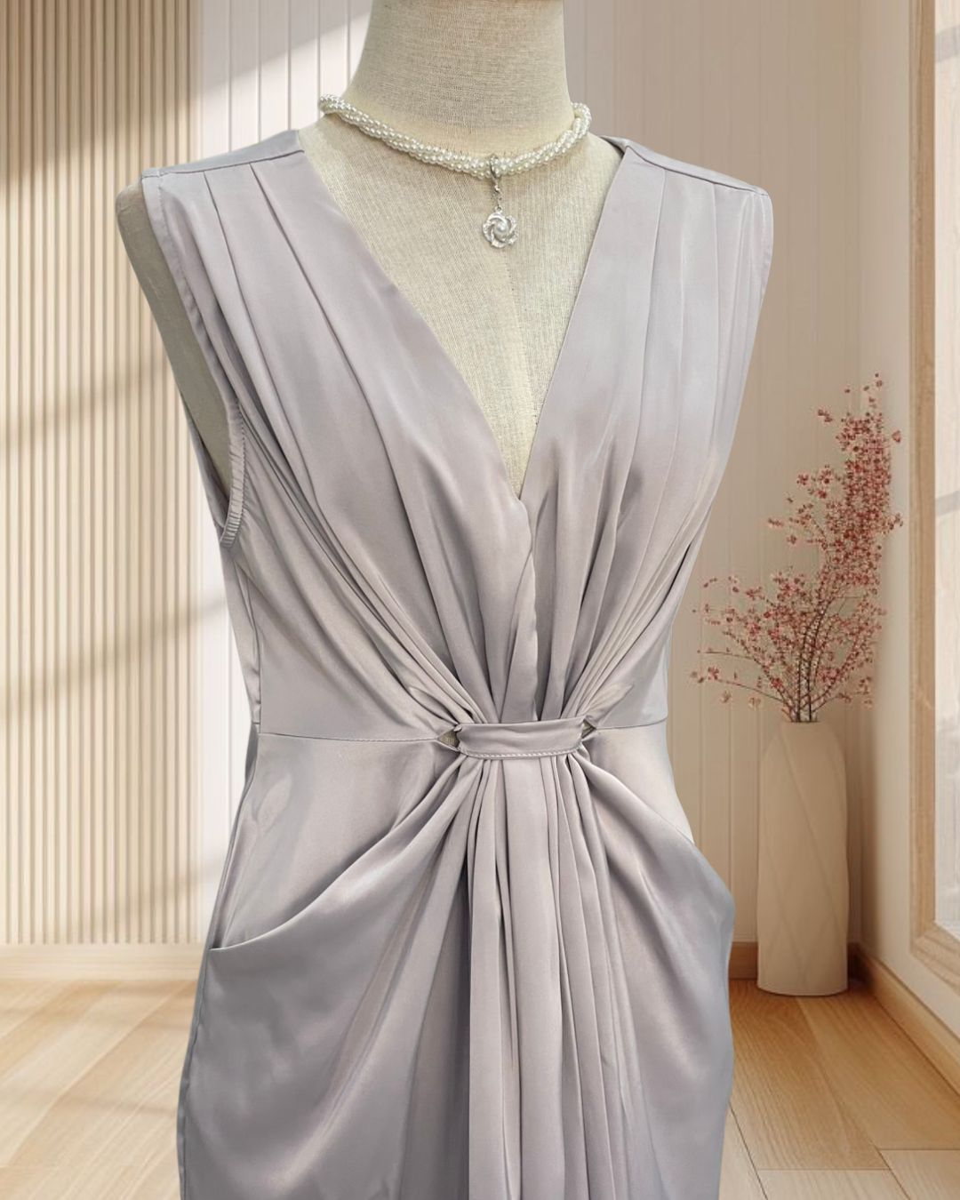 (PRE-LOVED) ราตรียาวสีเทา แขนกุด คอวี ขยุ้มเอว ผ่าหน้า ไซส์ M