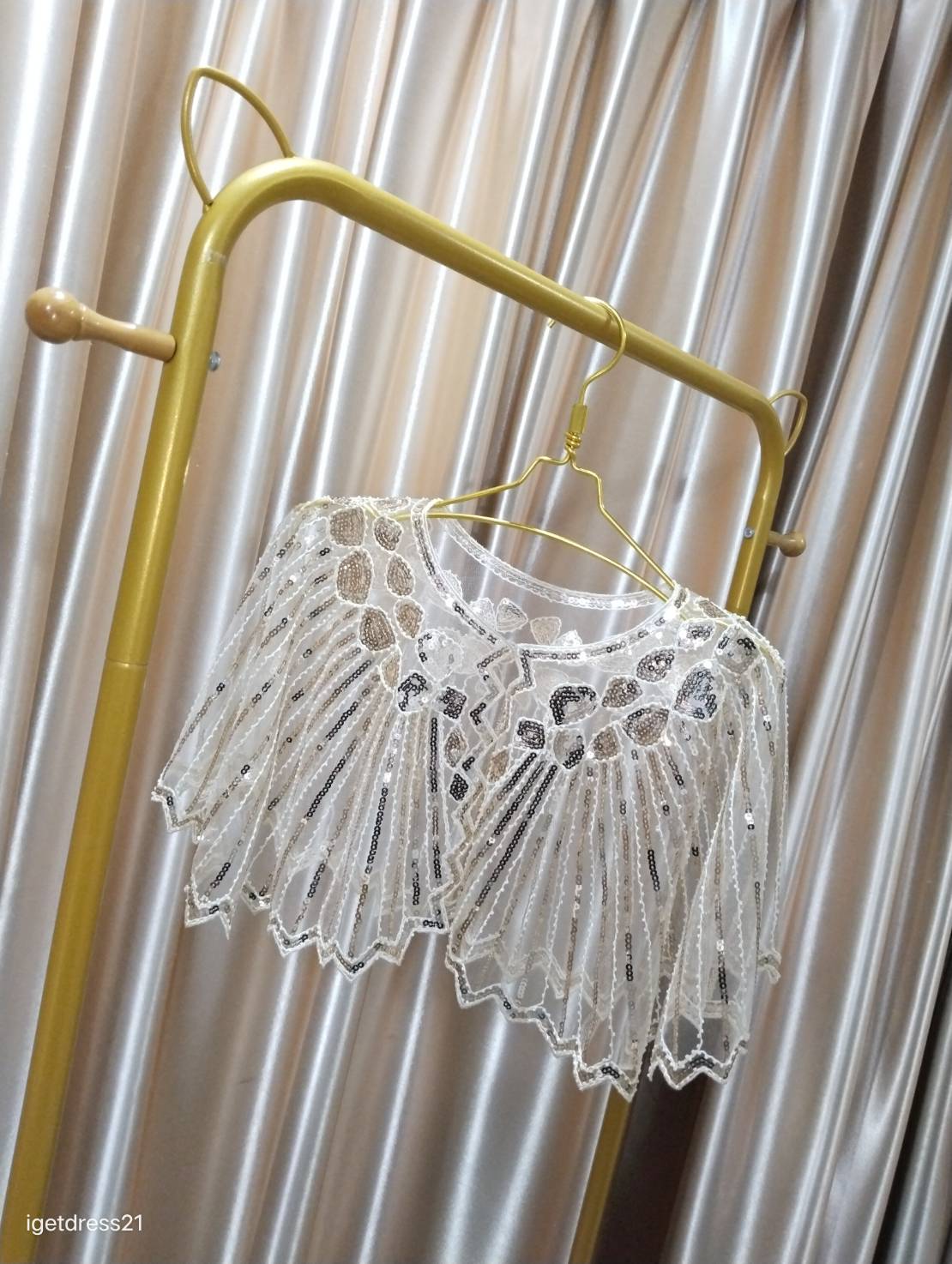 เสื้อคลุมไหล่ประดับเลื่อมหรูหราสีทอง
