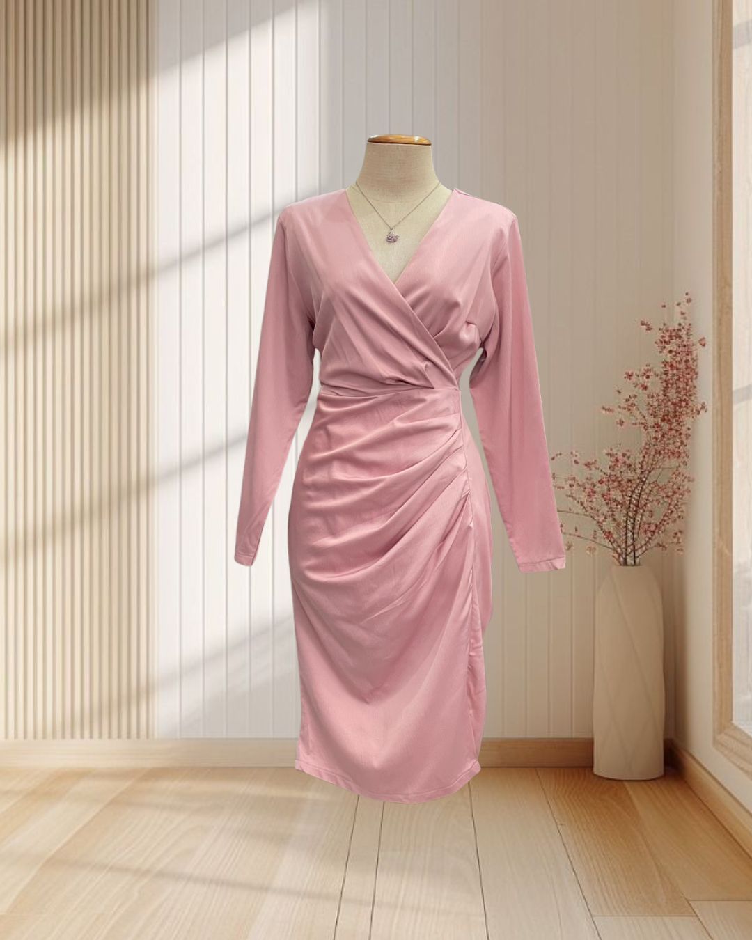 (PRE-LOVED) ราตรีสั้นสีชมพู แขนยาว คอวี แต่งจีบข้างสะโพก ไซส์ L