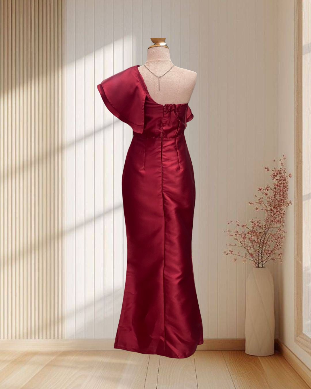 (PRE-LOVED) ราตรียาวสีแดง ผ้าไหมเทียม บ่าเฉียง แต่งระบาย ไซส์ S