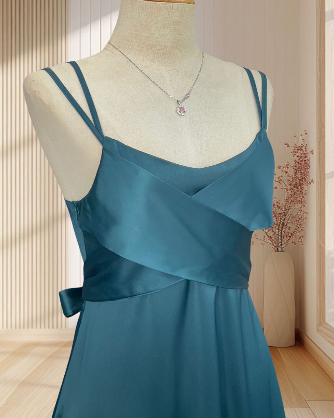 (PRE-LOVED) ราตรียาวสีเขียว ผ้าเงาสายเดี่ยวแต่งผ้าผูกหลัง ไซส์ M