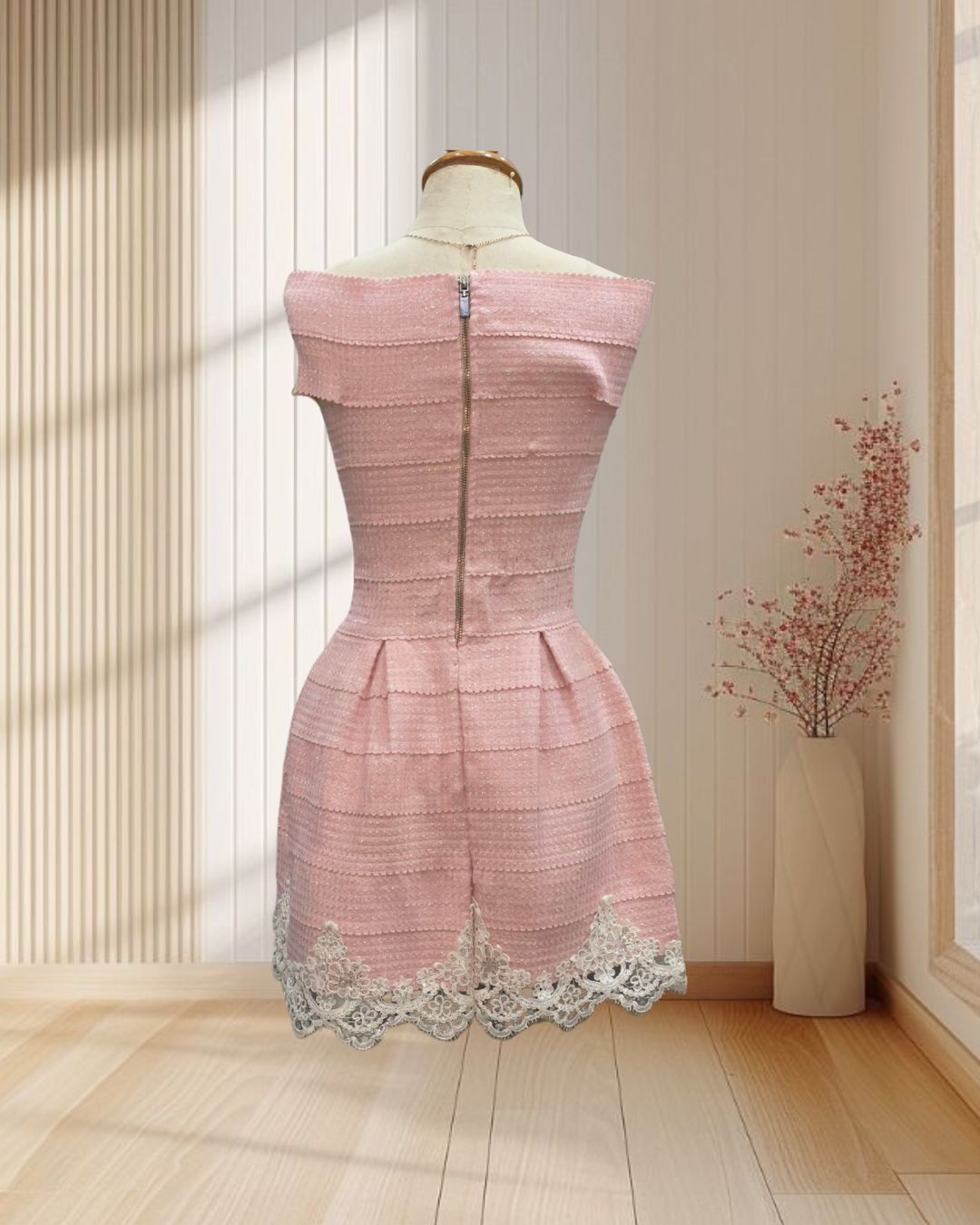 (PRE-LOVED) มินิเดรสสีชมพู ผ้ากลิตเตอร์ ปาดไหล่ กระโปรงชายลูกไม้ ไซส์ XS