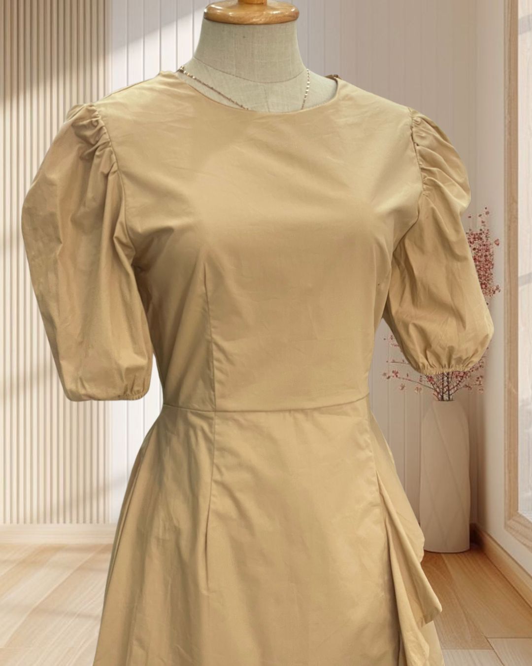 (PRE-LOVED) เดรสสั้นสีครีม โชว์หลังผูกโบว์ ผ้ายับ ไซส์ S